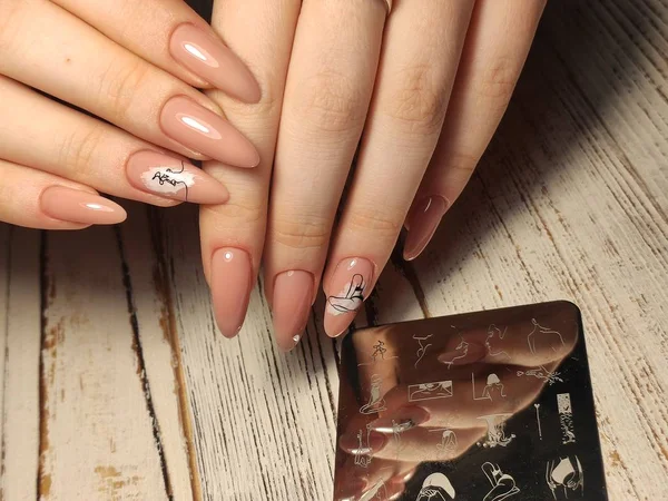 Christmas Gel Nail Design,Woman Hand Manicure painting sparkling foils. — Stock Photo, Image