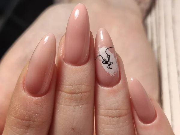 Jongerenmanicure design, mooie handen met sexy manicure. — Stockfoto