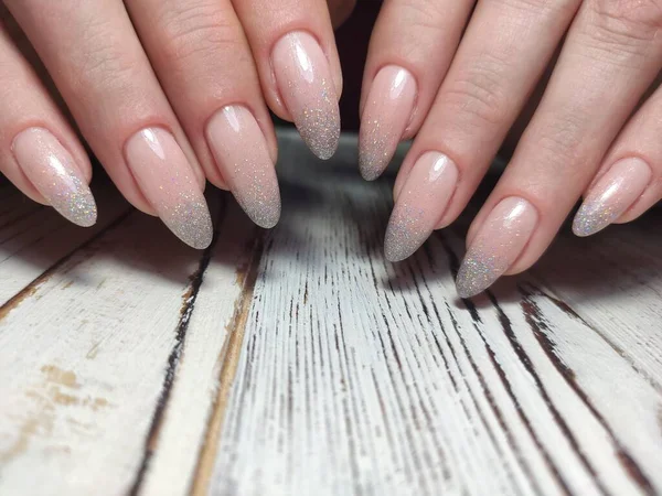 Soin des mains. Main de conception avec des ongles Pastel — Photo