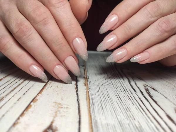 Karácsonyi Gel Nail Design, női kéz manikűr festészet csillogó fóliák. — Stock Fotó