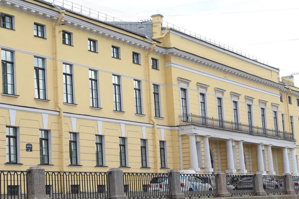 Edificio en la ciudad de San Petersburgo con hermosa arquitectura — Foto de Stock