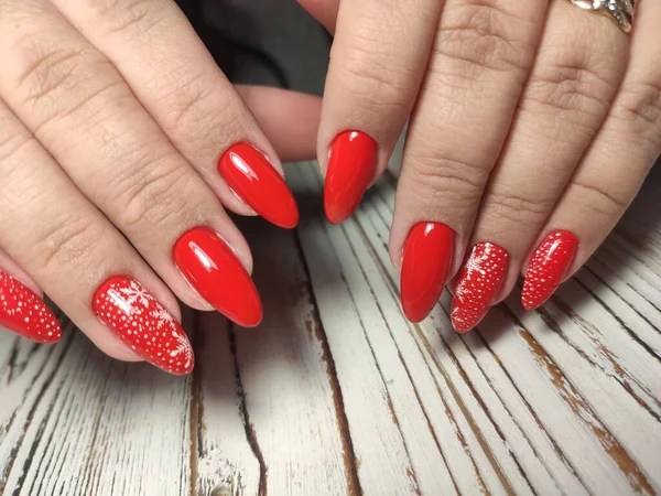 Las uñas hermosas de la mujer con la manicura hermosa de Navidad —  Fotos de Stock