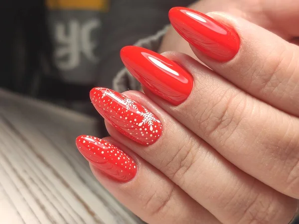 Güzel kadının güzel Noel manikür çivi