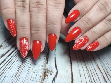 Manikürcü yavaşça elini tutarak kısmi görünümünü