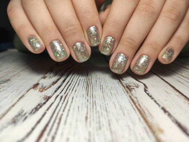 Manikürcü yavaşça elini tutarak kısmi görünümünü