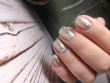 Tırnak cilası. Sanat manikür. Modern stil mavi oje.