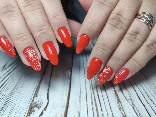 Las uñas hermosas de la mujer con la manicura hermosa de Navidad —  Fotos de Stock