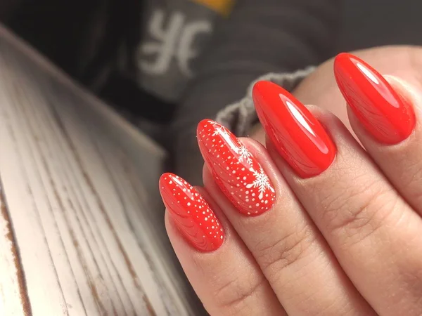 Güzel kadının güzel Noel manikür çivi