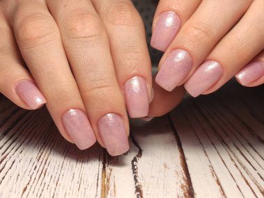 Zarif manikürlü güzel bir kadının yakın plan fotoğrafı.