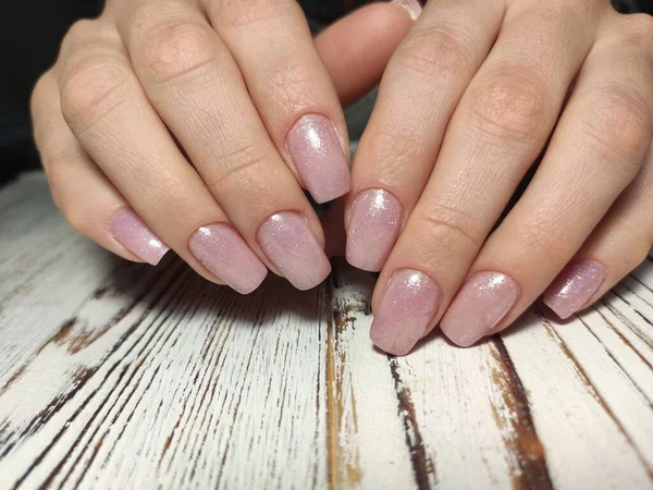 Las uñas hermosas de la mujer con la manicura hermosa de Navidad —  Fotos de Stock