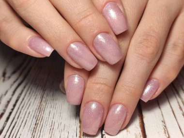 Zarif manikürlü güzel bir kadının yakın plan fotoğrafı.