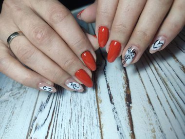 Tırnak cilası. Sanat manikür. Modern stil mavi oje.