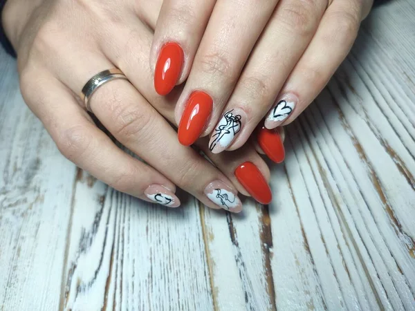 Gedeeltelijke weergave van manicure zachtjes met hand — Stockfoto