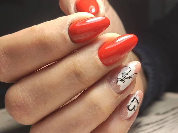 Las uñas hermosas de la mujer con la manicura hermosa de Navidad —  Fotos de Stock