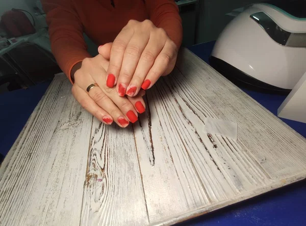 Vista parcial da manicure segurando suavemente a mão — Fotografia de Stock