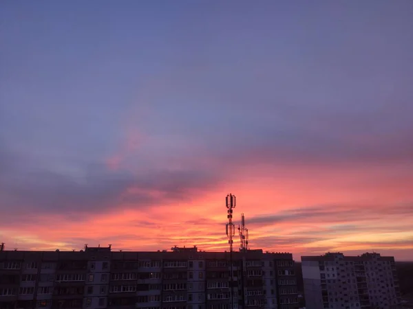 Прекрасное Послеполуденное Сияние Над Городом Яркое Небо Золотых Оранжевых Цветов — стоковое фото