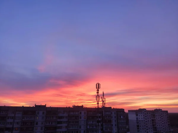 Hermosa Puesta Sol Resplandor Sobre Una Ciudad Cielo Vivo Colores —  Fotos de Stock