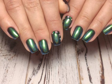 Zarif manikür ve elmas yüzüklü güzel bir kadının yakın plan fotoğrafı..