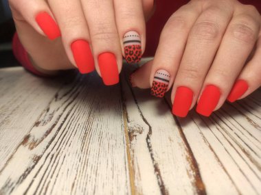 Zarif manikür ve elmas yüzüklü güzel bir kadının yakın plan fotoğrafı..