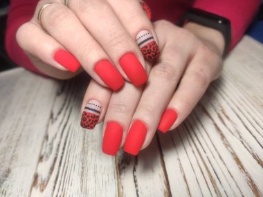 Uzun, güzel tırnaklara manikür tasarımı.