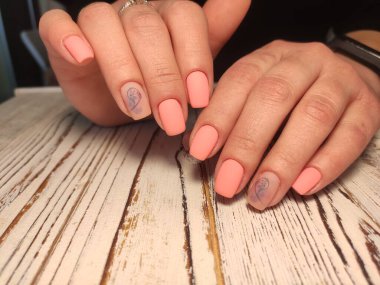 Noel Tırnak Sanatı Manikürü. Kış tatili tarzı parlak manikür mücevherli Noel ağacı ve kar taneleriyle. Bir şişe oje..