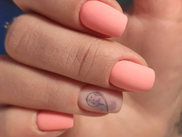 在漂亮的长指甲上设计性感的粉色美发 — 图库照片