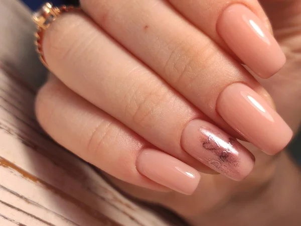 Bella Manicure Unghie Sullo Sfondo Una Struttura Alla Moda — Foto Stock