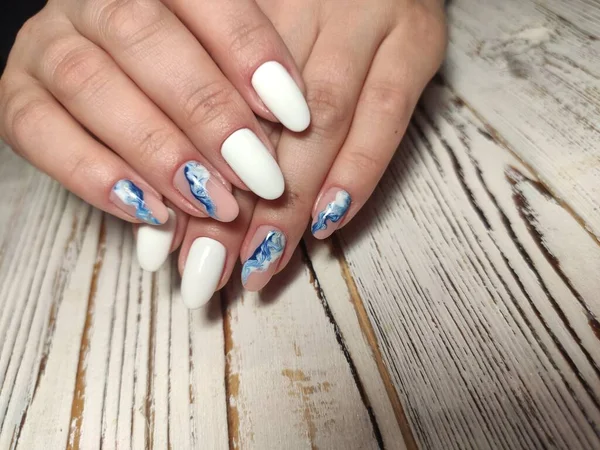 Close Foto Van Een Mooie Vrouwelijke Handen Met Elegante Manicure — Stockfoto