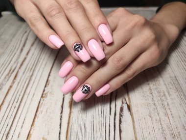 Arkaplanda güzel bir manikür, şık bir dokuda.