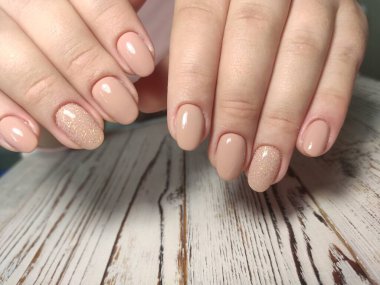 Güzel bir dokusal arka planda moda manikür tasarımı.