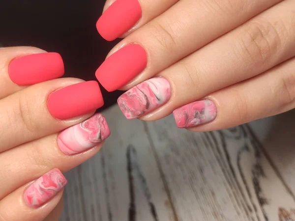 Geweldige Natuurlijke Nagels Vrouwenhanden Met Schone Manicure Gellak Aangebracht — Stockfoto