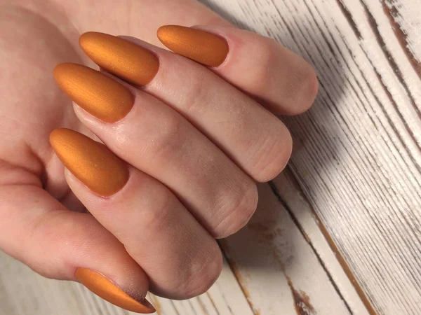 Foto Close Uma Bela Mão Feminina Com Elegantes Anéis Manicure — Fotografia de Stock