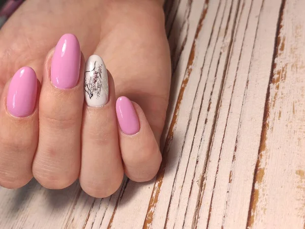 Foto Primo Piano Una Bella Mano Femminile Con Elegante Manicure — Foto Stock