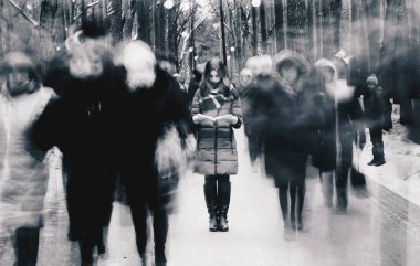 Ceket, atkı kırmızı dudaklar ile güzel bir genç kız portresi kitap okuma onun boynuna bağlı