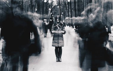 Ceket, atkı kırmızı dudaklar ile güzel bir genç kız portresi kitap okuma onun boynuna bağlı