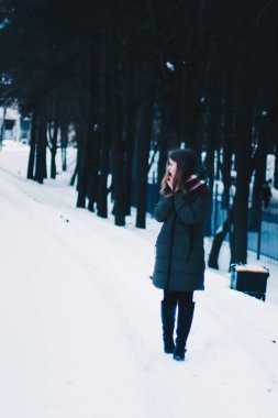 Dondurulmuş, güzel genç kız kayıp, elleri soğuktan Isınma