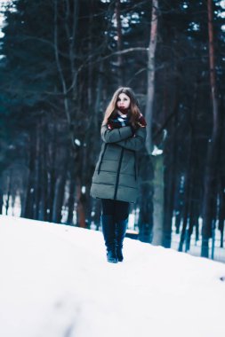 Dondurulmuş, güzel genç kız kayıp, elleri soğuktan Isınma