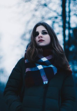 Güzel bir kahverengi saçlı genç kız portresi