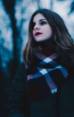 Güzel bir kahverengi saçlı genç kız portresi