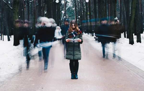 Portrait d'une belle jeune fille avec des lèvres rouges dans une veste, une écharpe attachée autour de son cou livre de lecture — Photo