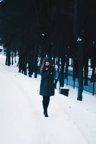 Menina bonita congelada, perdida, aquecendo as mãos do frio — Fotografia de Stock