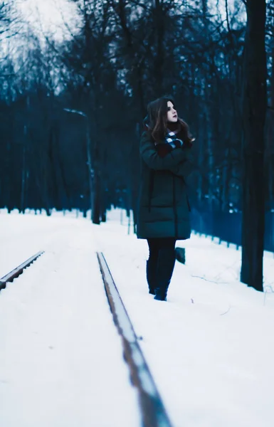 Belle jeune fille gelée, perdue, réchauffant ses mains du froid — Photo