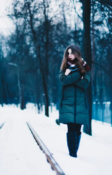 Menina bonita congelada, perdida, aquecendo as mãos do frio — Fotografia de Stock