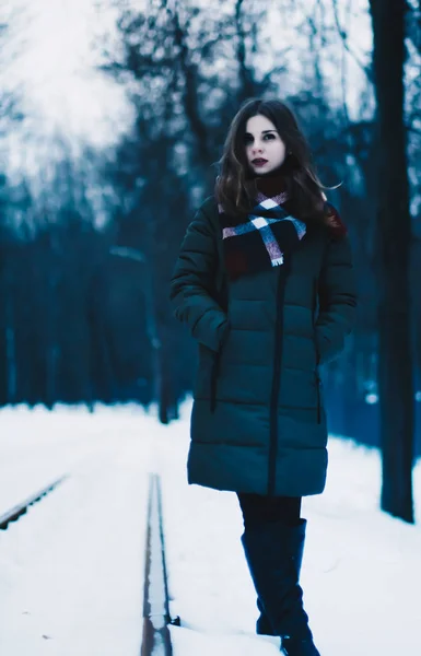 Hermosa joven congelada, perdida, calentando sus manos del frío — Foto de Stock