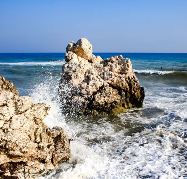 Bir taş üzerinde plaj. / Petra tou Romiu.Cyprus beach