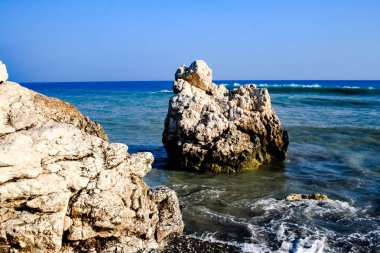 Bir taş üzerinde plaj. / Petra tou Romiu.Cyprus beach