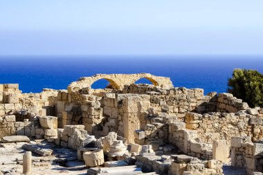 Deniz kenarında Harabeleri