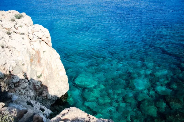 Mar Mediterráneo Transparente Claro Cuyo Fondo Pueden Ver Piedras Chipre — Foto de Stock