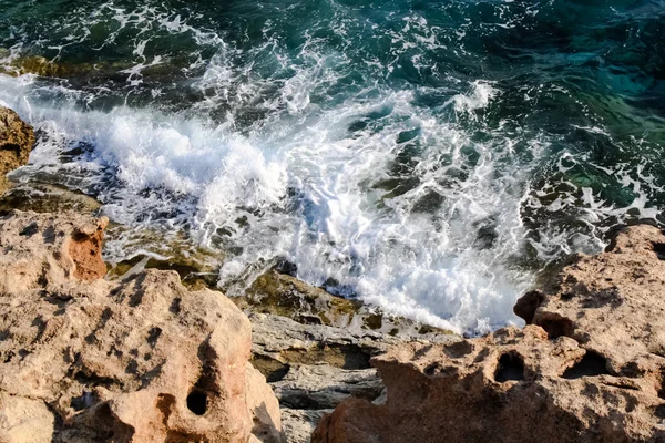 海水波ヒット岩やフォーム泡 — ストック写真