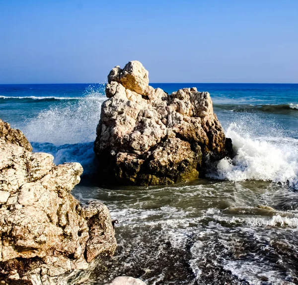 Piedra en la playa. / Petra tou Romiu.Playa de Chipre — Foto de Stock
